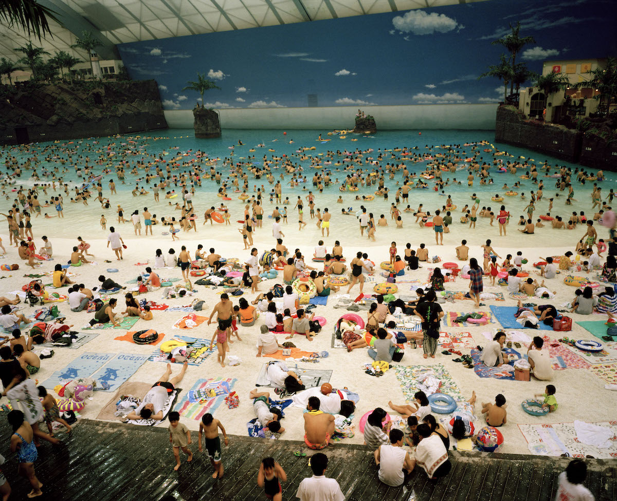 6-Plage artificielle Ocean Dome Miyazaki, Japon 1996 © Martin Parr-Magnum photo