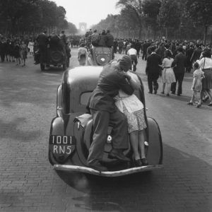 Le baiser de la Libération, Champs-Élysées, 8 mai 1945 © Roger SCHALl : Galerie Argentic