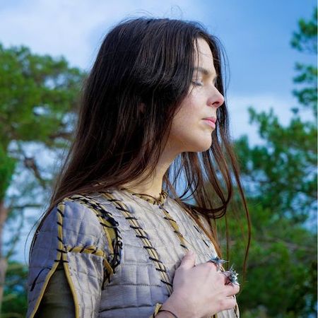 Synthétiseurs en ambient noctambule : “Ajasphere vol.II”, nouvel EP de l’ensorcelante AJA