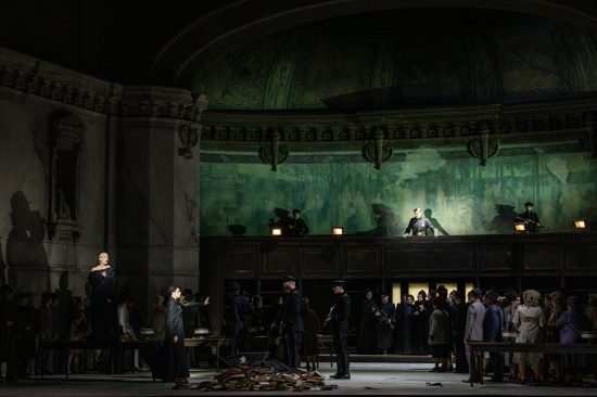 “La Vestale” : une dystopie contemporaine à l’Opéra Bastille