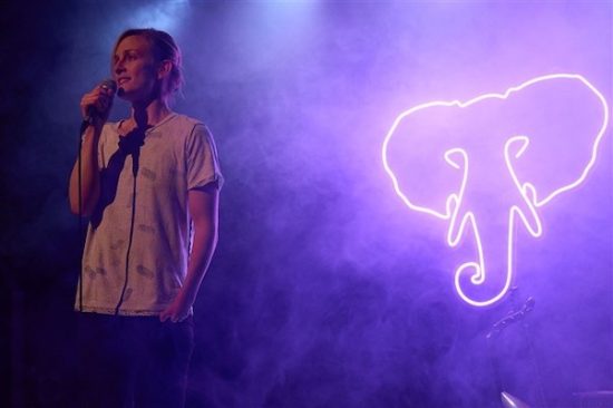 Effleurer les subtilités humaines : Agathe Charnet, “Le Dieu des causes perdues”