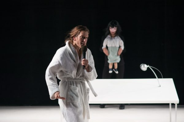 “Cécile” ou la performance d’une inconnue au cœur de l’humanité au Théâtre de la Bastille