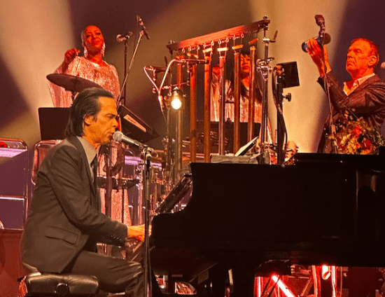 Nick Cave offre une grand messe jubilatoire à l’Accor Arena de Paris