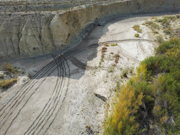 “Connections” : une série d’installations monumentales et éphémères par l’artiste Romain Froquet à Marfa, West Texas