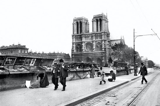Bouquinistes sur le Quai Saint-Michel. Paris, vers 1914.