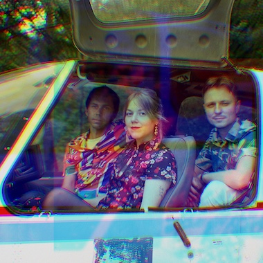 Le trio Simone d’Opale dévoile le clip de leur dernier single “Tapis Blanc”