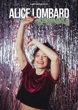 Alice Lombard sur la scène de la Comédie Montorgueil avec son spectacle “Karaoké”