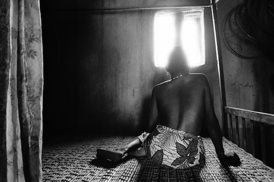 Françoise Huguier-Chambre d’une famille peule, Mopti, Mali, 1995.