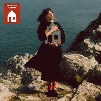 Coline Rio offre une session live de son single “Ma maison” au Studio Pigalle