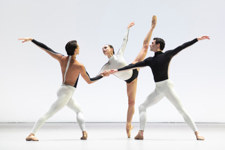 “Contrastes” ou le clair obscur magnifique d’une danse contemporaine au Palais Garnier