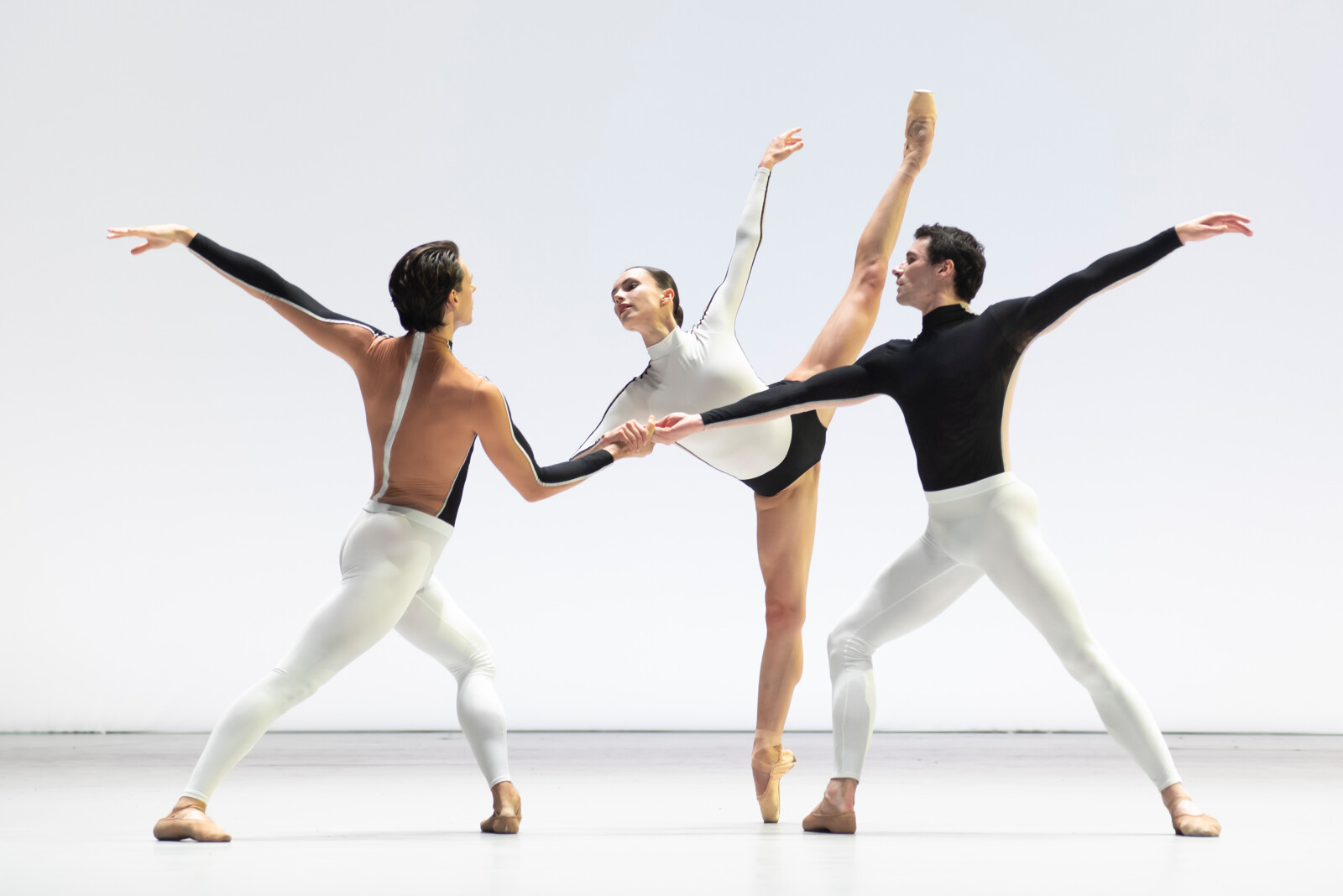 “Contrastes” ou le clair obscur magnifique d’une danse contemporaine au Palais Garnier