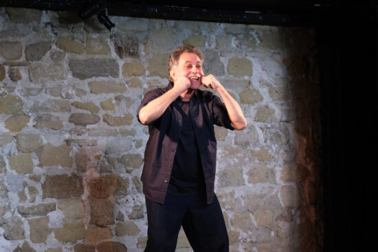 « Pourquoi je n’ai jamais été heureux en amour » : un one man show bouleversant