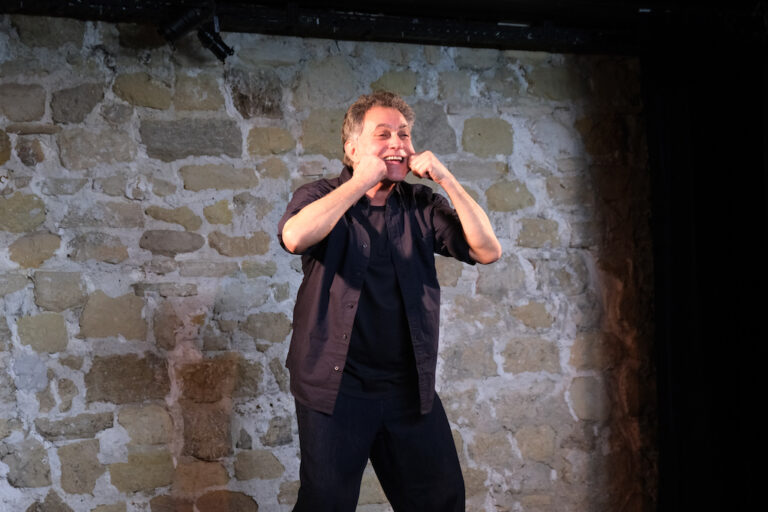 « Pourquoi je n’ai jamais été heureux en amour » : un one man show bouleversant