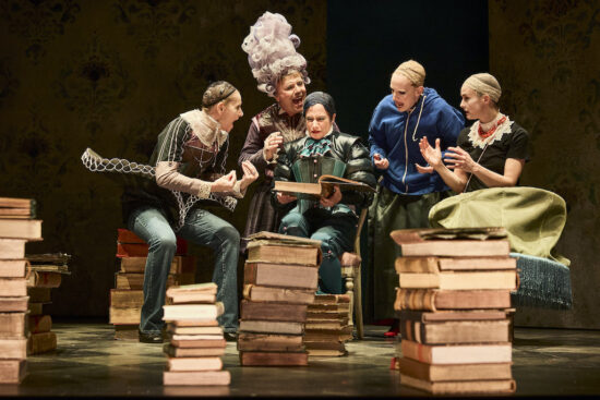 « Les Femmes savantes » éblouissantes et rock d’Emma Dante au Rond-Point