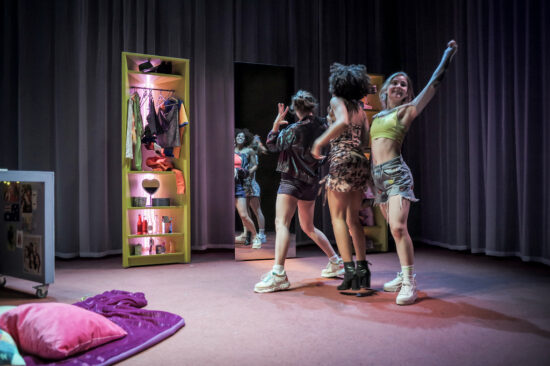 « Bestioles » où la lente dérive d’adolescentes naufragées