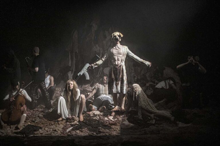 “Chiens” ou la liturgie du porno par Lorraine de Sagazan