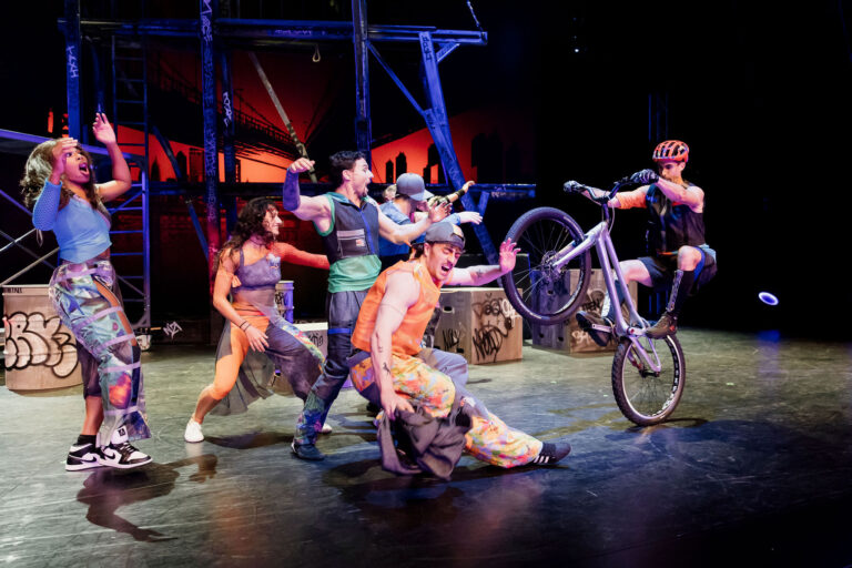 “Cirque Eloize” : un West Side Eloize époustouflant au Théâtre Montparnasse