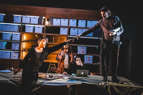 “Kaddish, La femme chauve en peignoir rouge” : un captivant voyage