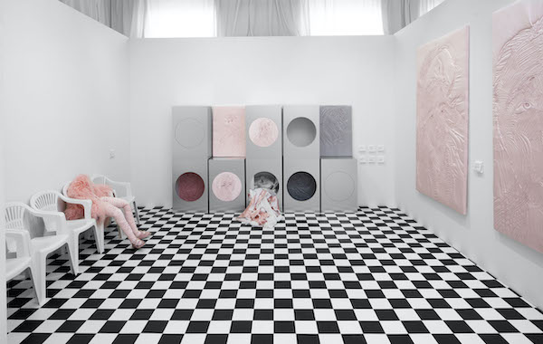 “Laundromat” : Le programme délicat de Lucie Rosická à la galerie Trafo de Prague