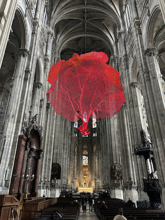 “Le Souffle” de Lydie Arickx : une installation monumentale dans la nef de l’église Saint-Eustache à Paris